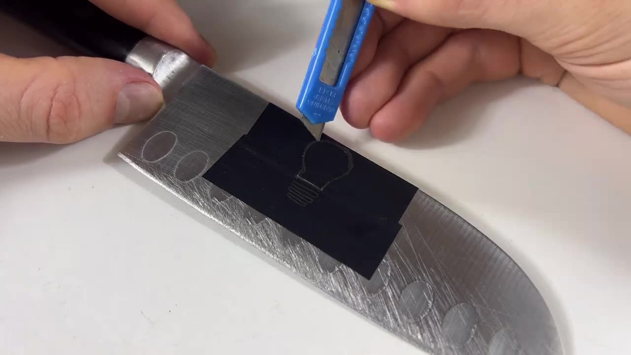 SIMPLE Tech. Battery draws on metal