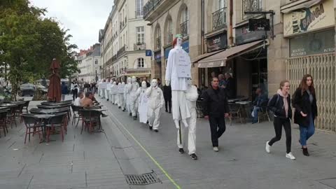 Les Masques Blancs Nantes Action pancartes et Sitting morts apres injection le 15 Oct