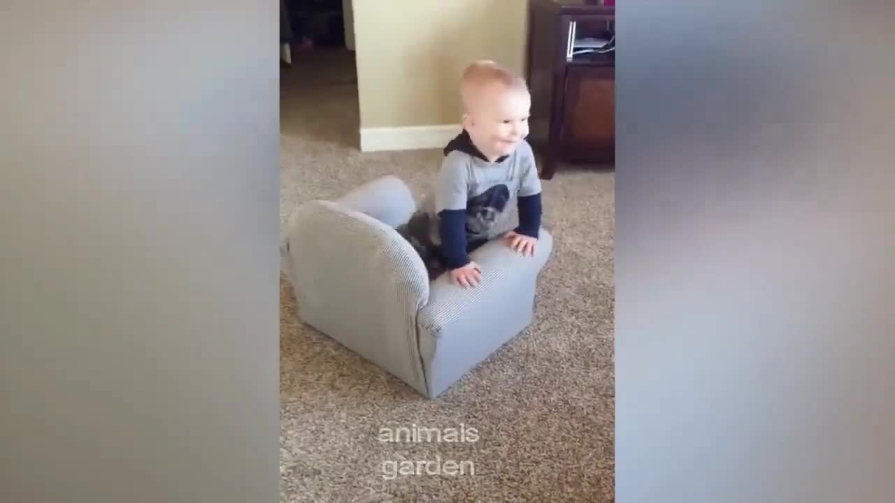 How awesome it can be when a baby and a cats plays together ❤❤