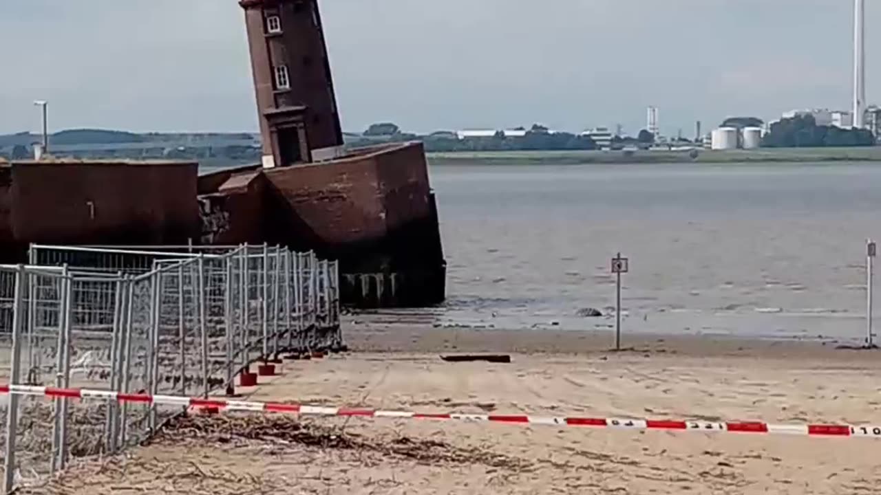 Lighthouse on "Nordmole" collapse Bremerhaven Germany