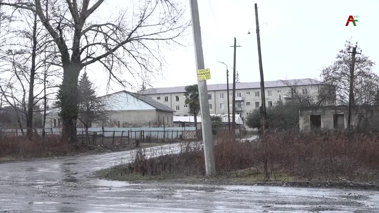 В Очамчири море размывает берег и грозит дороге, ведущей в порт