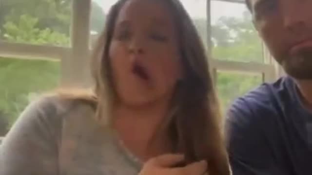Une jolie jeune fille nous raconte sa vaccination !