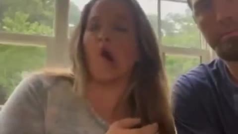 Une jolie jeune fille nous raconte sa vaccination !