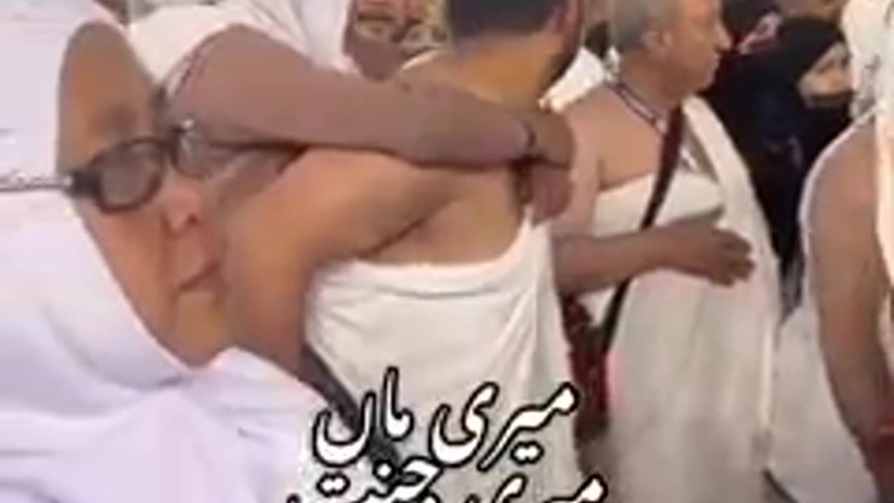 Mashaallah man with mother in makkah saudia Arabia 😘😘😘🤲🤲