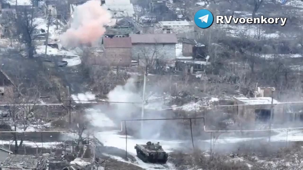 Ukrainian BMP destroys houses in Bakhmut