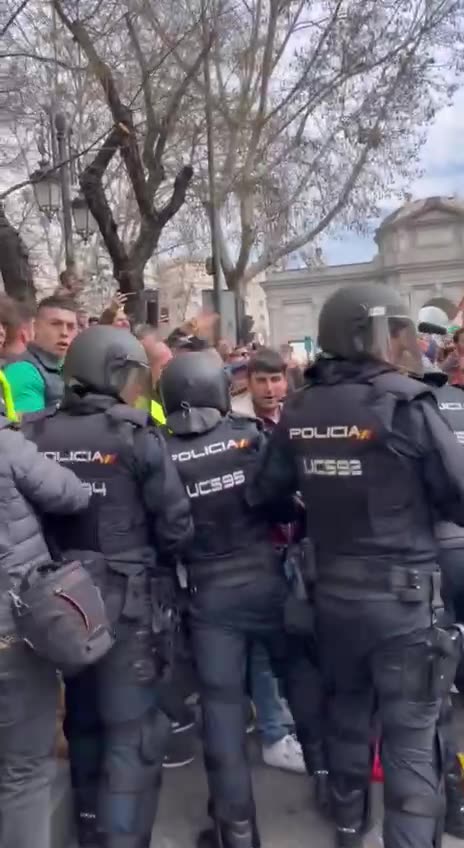 España | La policía 'estatal' empieza a cargar contra Los agricultores y el campo español.