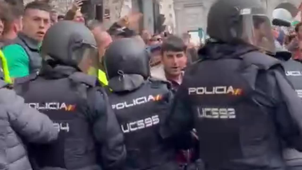 España | La policía 'estatal' empieza a cargar contra Los agricultores y el campo español.