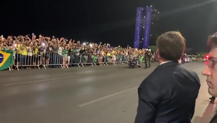 🇧🇷🎉📹 Brazilian President Jair Bolsonaro salutes the citizens