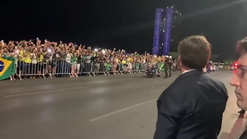 🇧🇷🎉📹 Brazilian President Jair Bolsonaro salutes the citizens