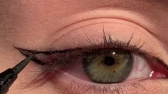 Eyes Makeup Hack #viralmakeup #lipstickhack #makeuphacks #makeuptrend #beautytips