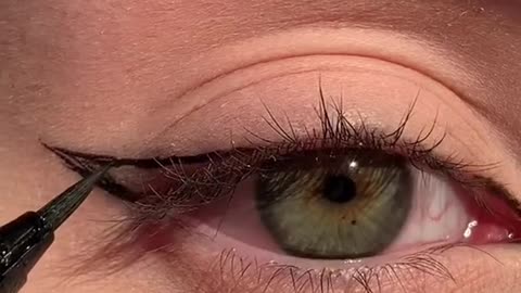 Eyes Makeup Hack #viralmakeup #lipstickhack #makeuphacks #makeuptrend #beautytips