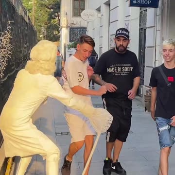 I love the way she was reacting 😂💃😂 Statue Prank
