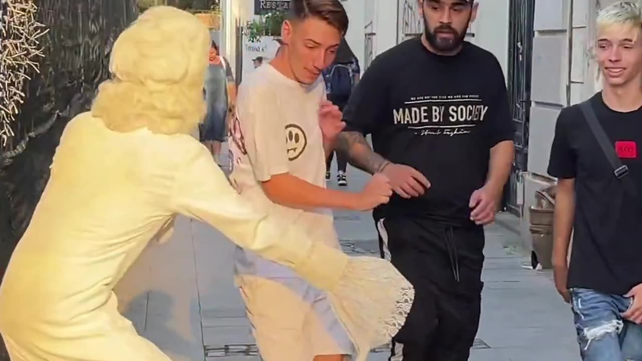 I love the way she was reacting 😂💃😂 Statue Prank