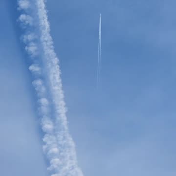 Contrail under a chemtrail, see difference