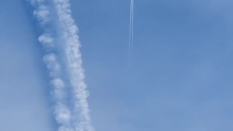 Contrail under a chemtrail, see difference