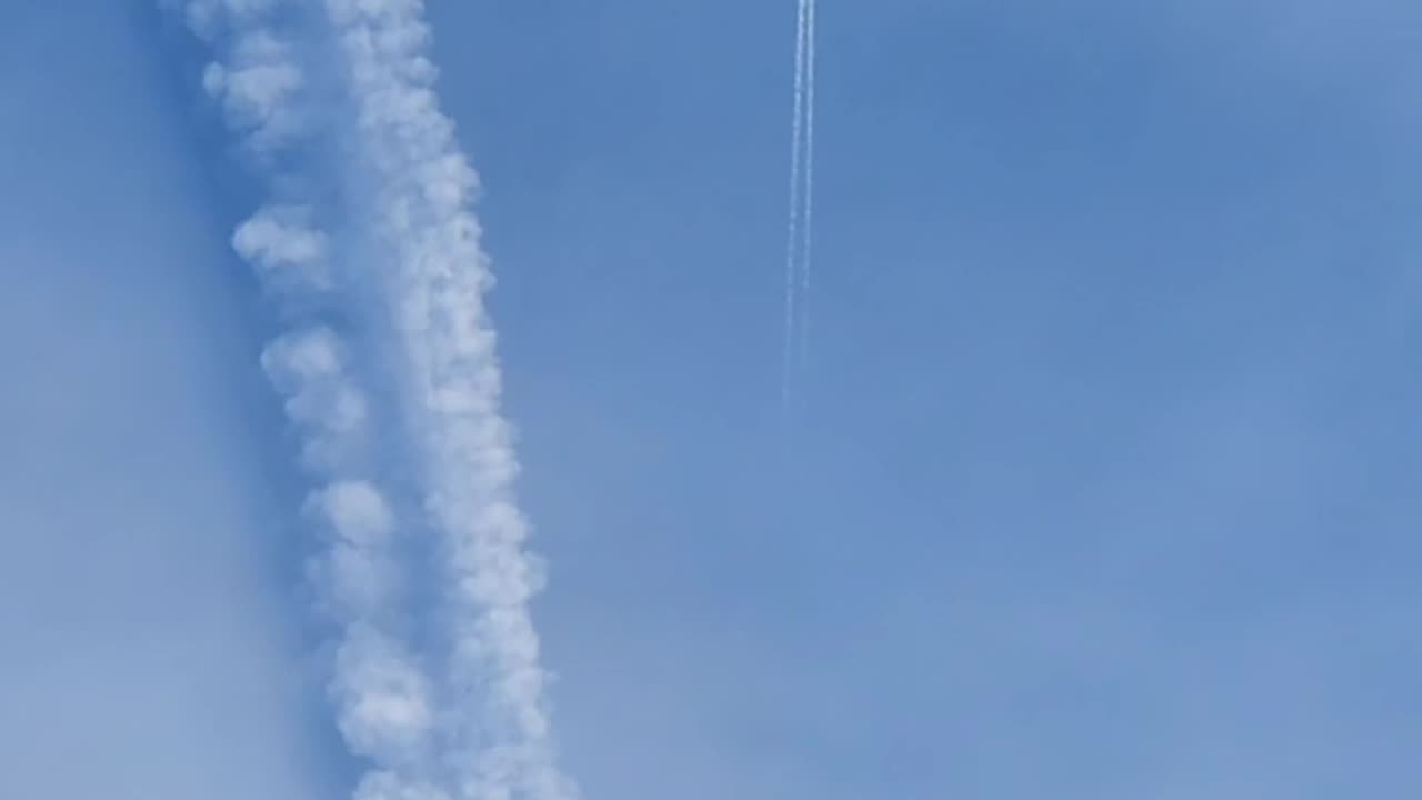 Contrail under a chemtrail, see difference