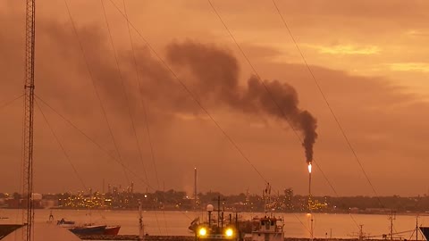 Air pollution from the Uruguayan state oil refinery (ANCAP), Montevideo (2)