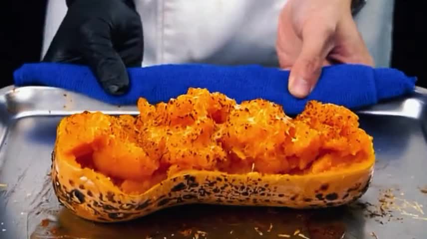 Roast pumpkin is really delicious. Let's roast pumpkin for Halloween