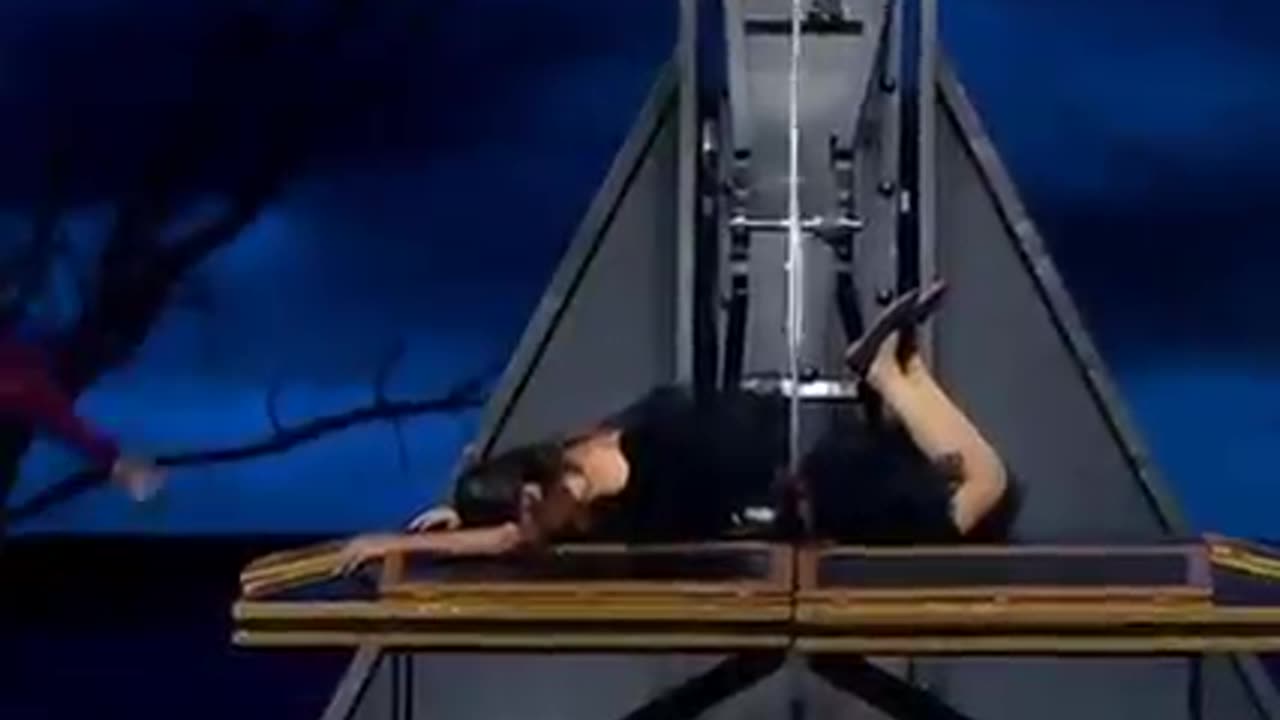 GIRL CUT IN 2 PEACES ( INCREDIBLE MAGICIAN