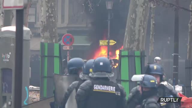 France: Kurdish community and police clash in Paris streets after Kurdish centre attack - 24.12.2022