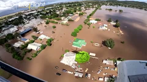 Rescuers airlift Australians to safety after floods