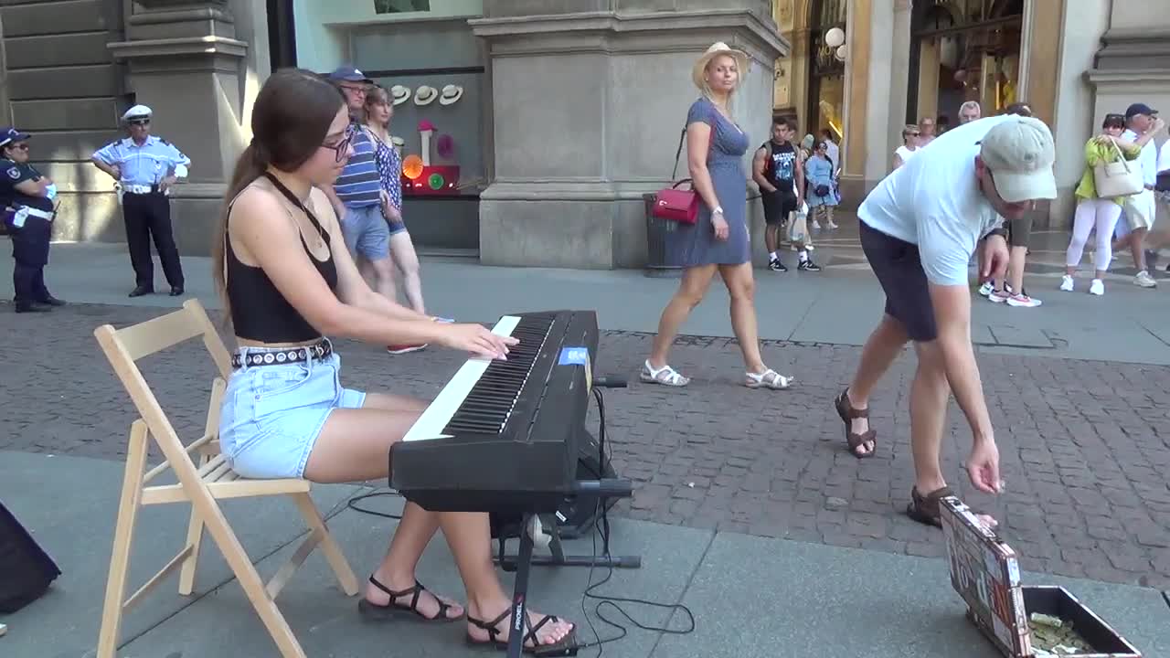 MILANO 02 LUGLIO 2022 - GLI ARTISTI DI STRADA CHE INCONTRO: I STAND WITH UKRAINE(SONO CON