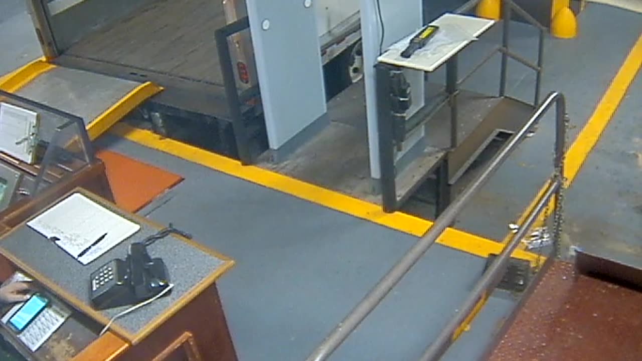 3205LHOBBACStLoadingDock_2021-01-06_07h39min50s397ms.mp4