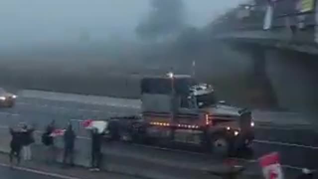 Camionneurs canadiens qui conduisent de partout au pays vers la capitale pour défendre la liberté