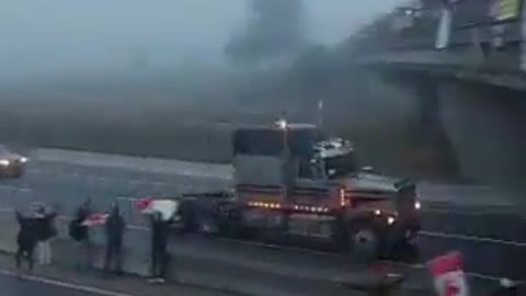 Camionneurs canadiens qui conduisent de partout au pays vers la capitale pour défendre la liberté