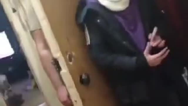 Ничего более трогательного вы сегодня уже не увидите. Девочка пришла из школы домой, а там отец,