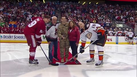 Soldier returns home to surprise family during puck drop