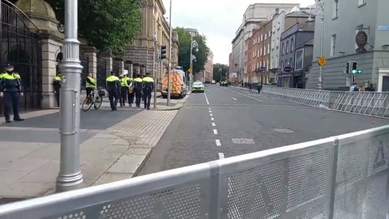 Gardai arrest two women for no apparent reason-Leinster House Protest (John D Waslsh Video) 20-09-23