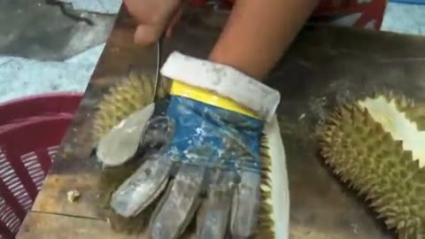 How to cut durian in Thailand