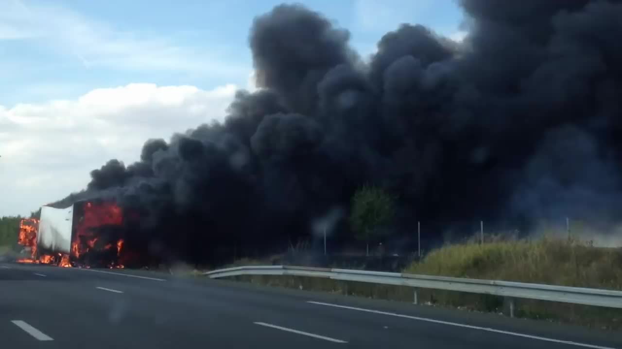 Camion brulé sur l'A10 et son chauffeur dans le fossé !