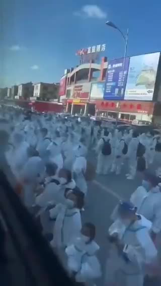 ΔΥΣΤΟΠΙΚΕΣ εικόνες σε πόλη της Κίνας! Στην ουρά χιλιάδες πολίτες για τα…ΣΤΡΑΤΟΠΕΔΑ ΣΥΓΚΕΝΤΡΩΣΗΣ