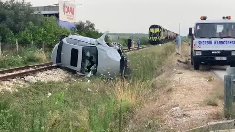 ‘Audi’ përfundon në shinat e trenit Vlorë-Fier