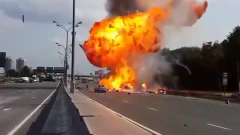 אדם שקונה טסלה רכב חשמלי קונה רכב עם 16 פצצות