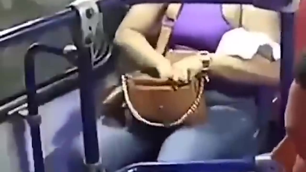This girl used 200 IQ during BUSJACKING!!!!!