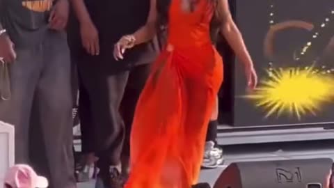 Cardi B throws a microphone at a fan in Las Vegas! 07/29/2023