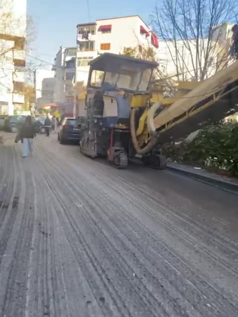 Veliaj hedh asfalt elektoral