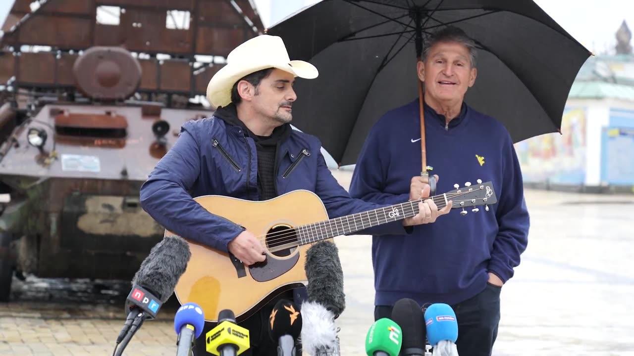 Brad Paisley and Joe Manchin singing "Country Roads" in Kiev