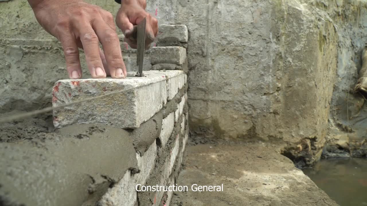 Blocking the flow of water to build small hydroelectricity with a screw turbine