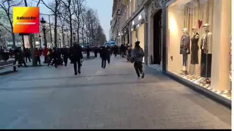 Les forces de l'ordre en roue libre un crs ouvre la tête avec sa matraque manifestant ou pas !!