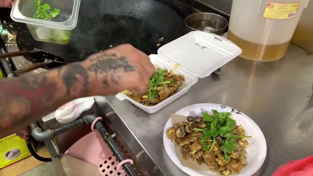 So Many People Wait in Line!! Delicious Singapore Hawker Food! (Singapore Street Food)