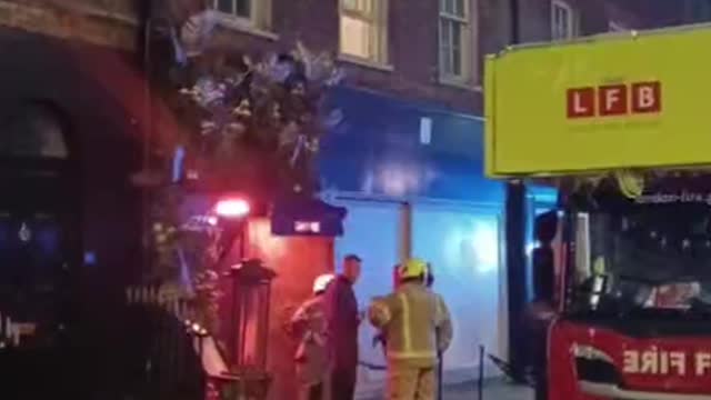 Hundreds of diners escape from London restaurant fire