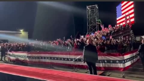 Trump arrives at the Ohio Rally, plane in background to the cheers of the crowd