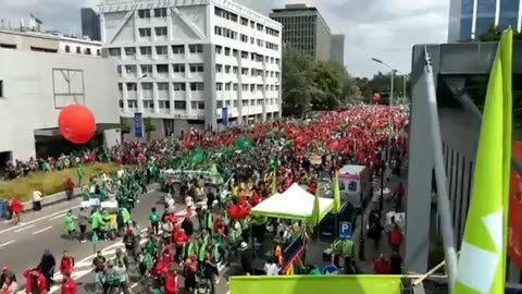 Brussels kicks off: protests & strike - tens of thousands of Belgians on the streets