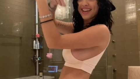 Malu Trevejo Dancing in jeans in bathroom [Short]