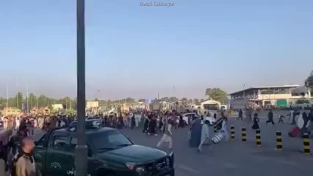 Chaos in Kabul: Afghans run to airport to flee country 😥