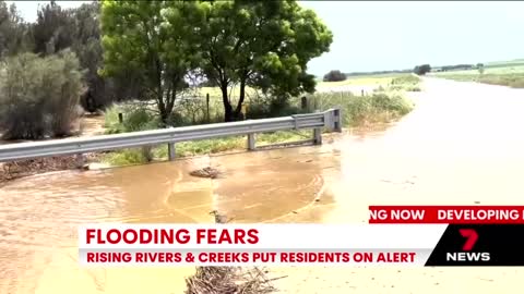 Snow falls in parts of South Australia amid flood warnings for mid north towns